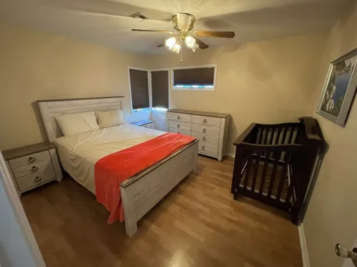 Home with IN-GROUND HEATED POOL best for large families 7 min walk to boardwalk