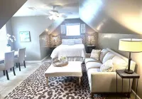 Private Luxury Suite 2 Bed 1 Bath w/ LR and Kitchenette! Remote Workspace Grace Pointe Community Church 주변 호텔