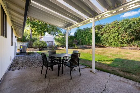 Professionally designed & furnished 4-bedroom house in Mt Vista, Ridgefield