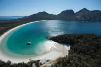 The Moorings at Freycinet. Beachfront. Panoramic Mountain Views. Free wifi.