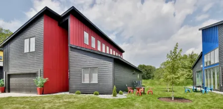 GORGEOUS MODERN HOUSE VERY STYLED FEW BLOCKS FROM FAMOUS DOWNTOWN OF WAYZATA Отели в г. Уайзета