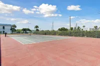 Beachfront community bliss! Steps from  ocean & rocket launches in Cocoa Beach
