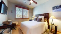 Mountain Luxury Retreat in the heart of Mammoth Lakes- Ski, Golf, and more!