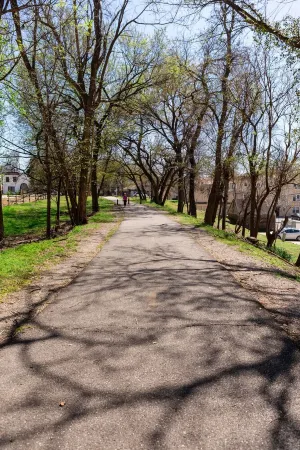 Artistic apartment with pool, 5-min to downtown