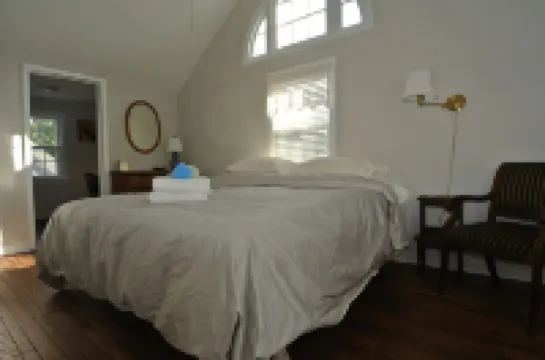 Circa 1810 Home - Downtown New Bern Historic District - 2 BRs with King Beds