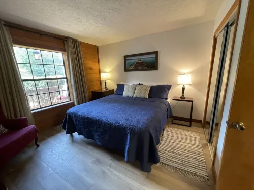 Cozy Ozarks Retreat ~ Updated Cabin Condo with Screened Porch