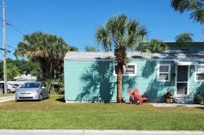 STUDIO- Gulfport Art District - Steps to the beach!! Отели рядом с достопримечательностью «Red Hot Tiki Spicy Gourmet Market»