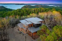 Wonderstruck Luxury Cabin-Best Lake Views/Hike to River/Hot Tub/Playset/Gameroom