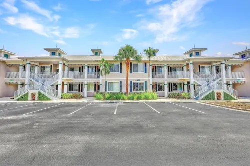 FIRST FLOOR 3/2, GOLF, POOL, TENNIS, BEAUTIFULLY  REMODELED CLOSE TO BEACHES