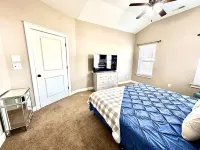 Ecu Pirate Country Getaway! First-Floor Master, Extra Room, and Separate Office! University Commons附近的飯店