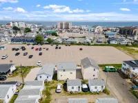 Attractive, updated 2-bedroom home, 5 min walk to beach, pets ok, onsite parking