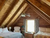 Blue Willow Cabin, high up on the hill with180 degree views. Hôtels à : Comte de Patrick