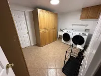 Updated, cozy private basement suite - 25 min to skiing