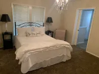 Cozy, relaxing warm traditional style home. Hotels near Exotic Guppy