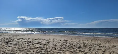 Beach Breeze-Stunning Lakefront Home-170' Sand Beach-Porch-Deck-Firepit-Ensuite