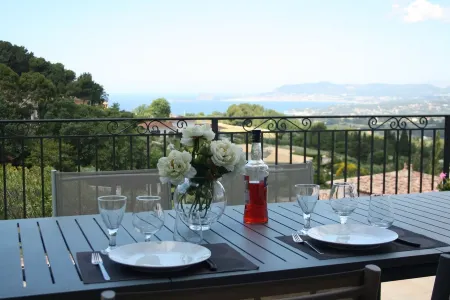 La Cadière, Villa 230m2 in a quiet area, superb panoramic view, infinity pool