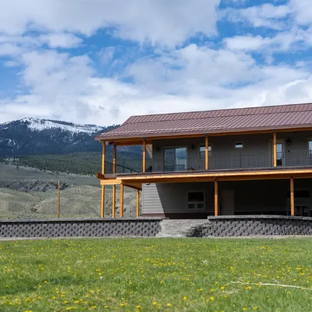 Yellowstone Park Riverfront Chalet