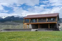 Yellowstone Park Riverfront Chalet