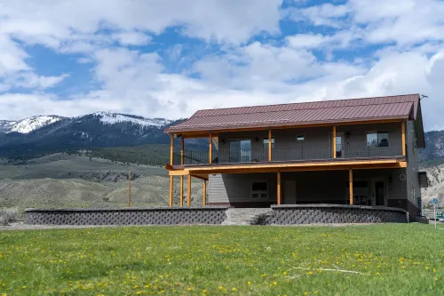 Yellowstone Park Riverfront Chalet