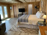 Gorgeous views, deep water, in peaceful /no-wake cove! FIRE PIT!