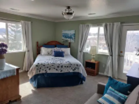 Golf Course Lakehouse with fantastic views of the lake, mountains & golf course.