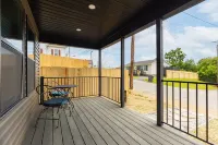 Downtown ~ Hot Tub - Ping Pong - Putting Green - Connect 4 - PAC Man ~ Hotels in Bristol