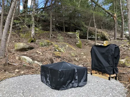 Old Glory Getaway--Cozy 2 bedroom cabin just 5 miles from Cumberland Falls!