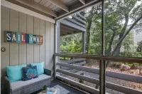 Quick Beach Access- Beautiful Screened in Deck and POOL