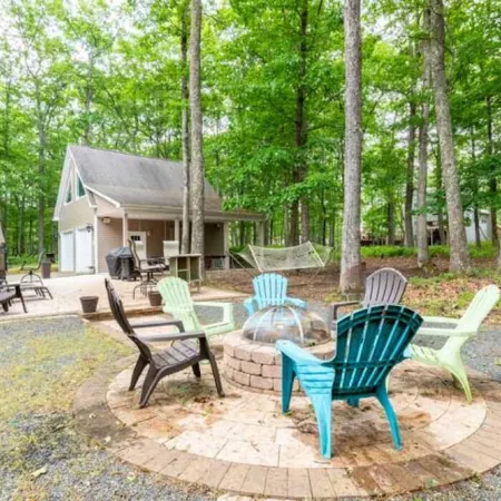 Winter Wonderland Chalet WArcades, Pool Table, Fire Pit, Lake, Pools & Ski Lifts