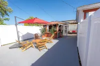 Lovely 2-bedroom loft with hot tub.