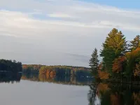 Camp Kuchen- 3 bdrm lakefront on beautiful White Lake Отели в г. Форестпорт