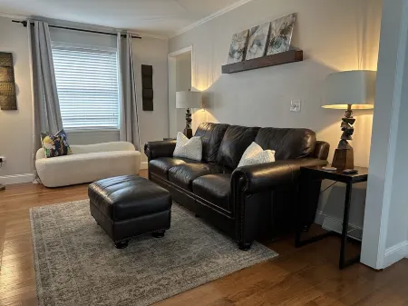 The Gray Horse. Cozy and inviting home in the center of everything Saratoga! Отели рядом с достопримечательностью «Saratoga Springs»