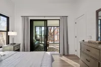 Modern Mountain Lodge/Scenery/Hot Tub/Game Room/Bar