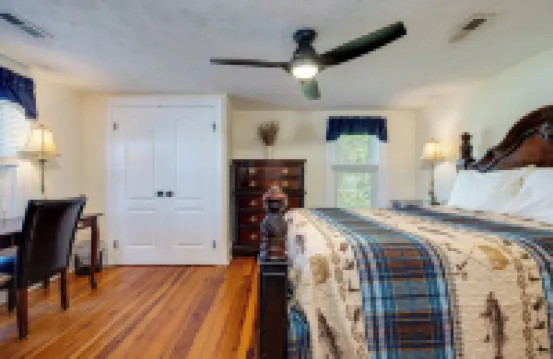 The River House, Pet Friendly with a Hot Tub 15 Minutes to many attractions!!