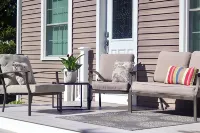 The Beach House: 8 min walk to Misquamicut, sleeps 5, beach parking/walk on pass