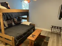 Driftwood Beach adjacent, off season rate, 20% off week, BEACH FRONT! のホテル