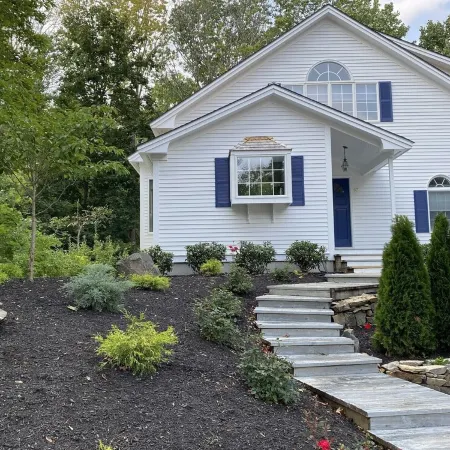 GREAT LOCATION- 4 bedrooms with 2 ensuites. Short walk to beach and town center.