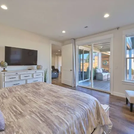 526 Brand New, Luxury, Private, ADA accsessible Home Rental - 3 minutes off I-5