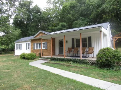 Riverfront Retreat Hotels near Cedar Creek Winery LLC