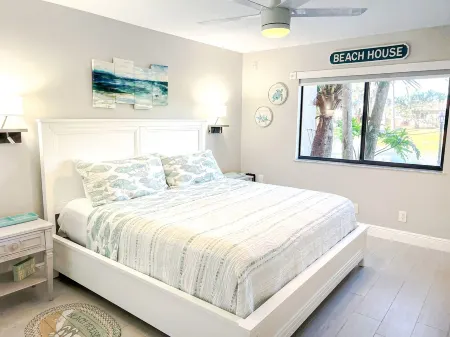 Ocean Village 1 BR w pond view patio, walking distance to beach!