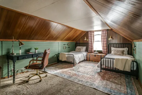 12-mins walk to ND: BBQ - Old Money Sports Glam. Pet Friendly!