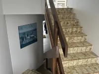 Absolute Beachfront on the cliff with easy stair access to the beach (BYO LINEN) ムーンタのホテル