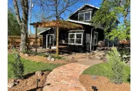 The Schoolhouse Cabin - Hot Tub and Game Room!