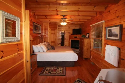 ♡♡Mtn View W/easy Access, Hot Tub, WiFi,  Smart TV & 10 Minutes to Attractions♡♡