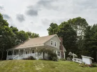 3 acre Lake, Farm Animals Petting Zoo, Horses and Horseback Riding, Room to roam Hotels in Lincoln Township