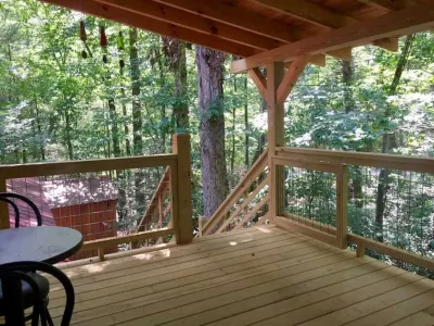 Cabins at Brush Creek Mtn-Creekside Hotel dekat Brandywine Creek Steakhouse & Tavern