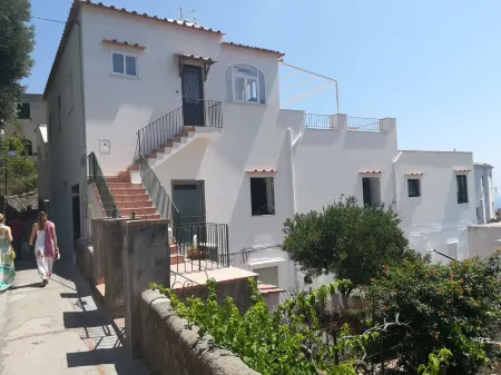 A centrally located house with a breathtaking view of the Island. Отели рядом с достопримечательностью «Via Camerelle»