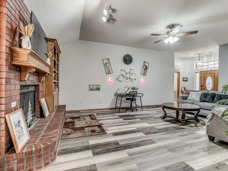 COZY FAMILY SIZED 3 BEDROOM NEAR MIDWEST CITY REGIONAL PARK,TINKER AIRFORCE BASE