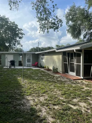 Cute, clean home on big private lot in Inverness FL. Calvary Chapel Inverness 주변 호텔