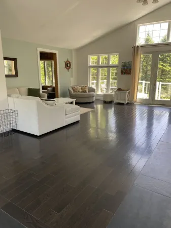 Bright waterfront home, 20 minutes to Acadia. Hot tub